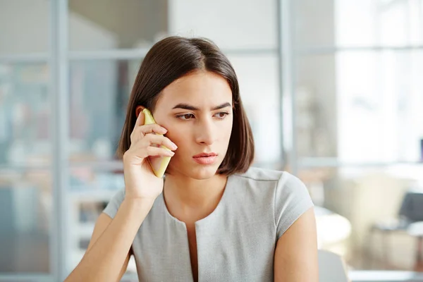 Businesswoman having bad news on the phone — Stock Photo, Image