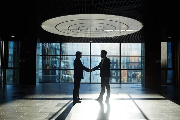 Empresários apertando as mãos — Fotografia de Stock