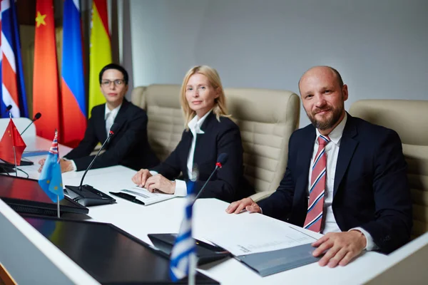 Politiker sitzen auf Konferenz — Stockfoto