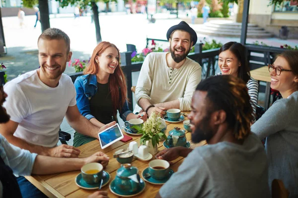 Amigos pasar tiempo en la cafetería — Foto de Stock