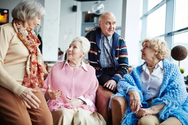 Groupe de personnes âgées ayant une conversation — Photo