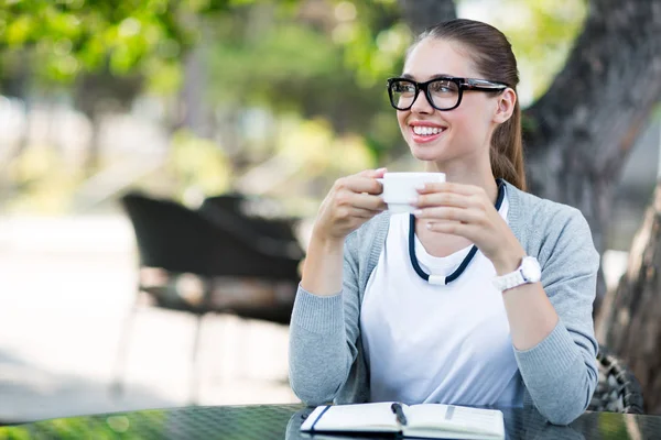 Empresaria con taza de café —  Fotos de Stock