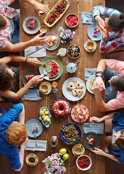 Vrienden op Thanksgiving diner — Stockfoto