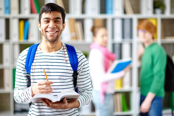 Estudiante adolescente exitoso con libro abierto — Foto de Stock