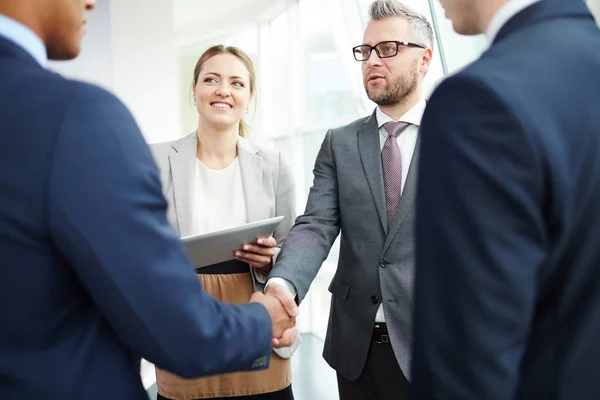 Zufriedene Geschäftsleute schließen Deal mit Partner — Stockfoto