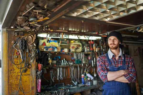 Jonge man bij zijn reparatie-shop — Stockfoto
