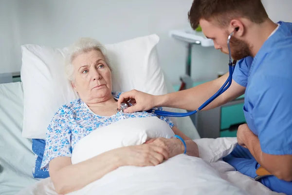 Mujer anciana que recibe tratamiento médico —  Fotos de Stock