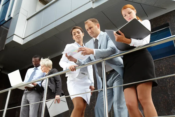 Hommes d'affaires debout à l'immeuble de bureaux — Photo