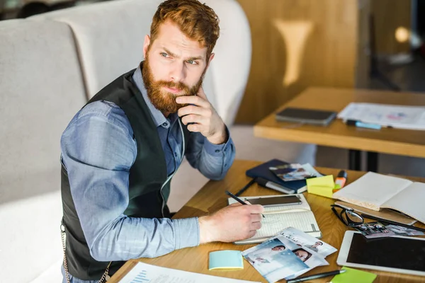 Diseñador de fotos pensando en nuevas ideas — Foto de Stock