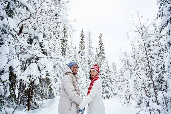 Pareja caminando en el bosque de invierno —  Fotos de Stock