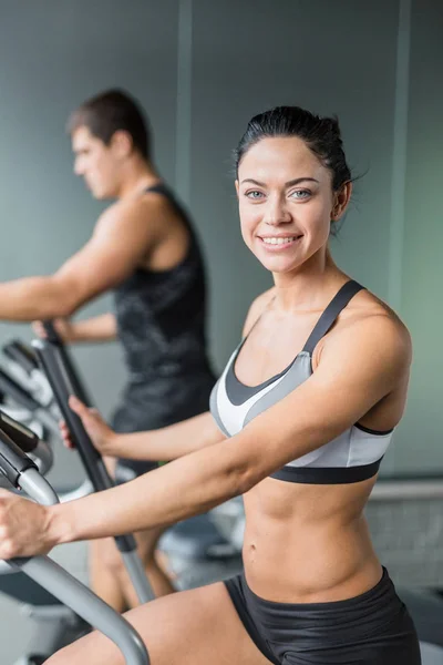 Koşu bandı üzerinde eğitim sırasında sportif kadın — Stok fotoğraf