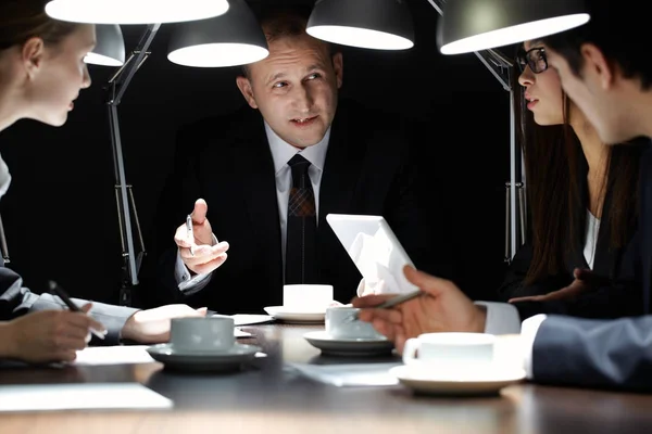 Chief manager holding meeting in evening — Stock Photo, Image
