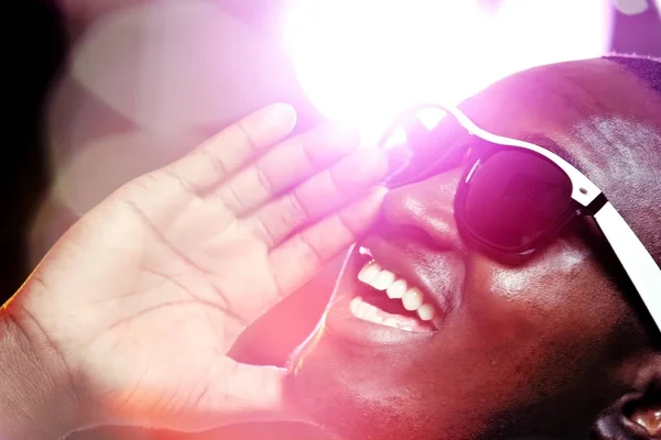 Man screaming in neon light — Stock Photo, Image