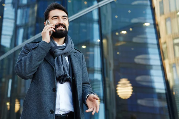 Elegante zakenman spreken op mobiel — Stockfoto