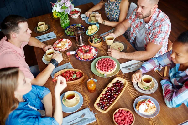 Amigos celebrando el Día de Acción de Gracias — Foto de Stock