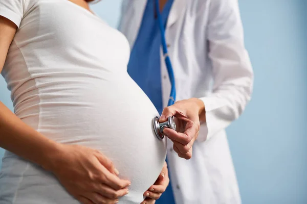Respiración del bebé en la mujer embarazada —  Fotos de Stock
