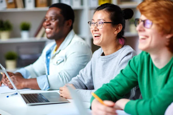 Estudiantes durante la presentación — Foto de Stock