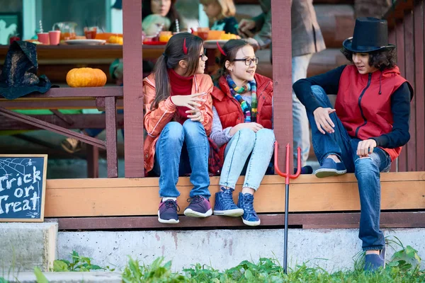 Amici che chiacchierano alla festa di Halloween — Foto Stock