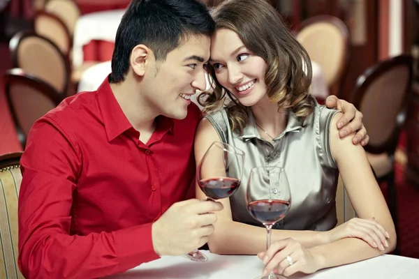 情侣拥抱在餐厅 — 图库照片