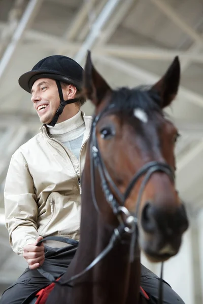 Hombre alegre montando un caballo — Foto de Stock