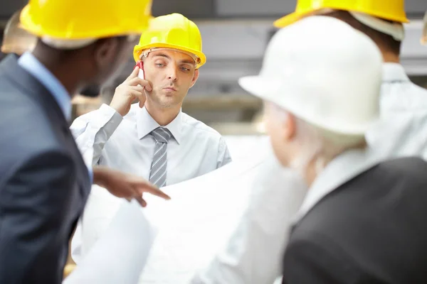 Young architect talking on the phone — Stock Photo, Image