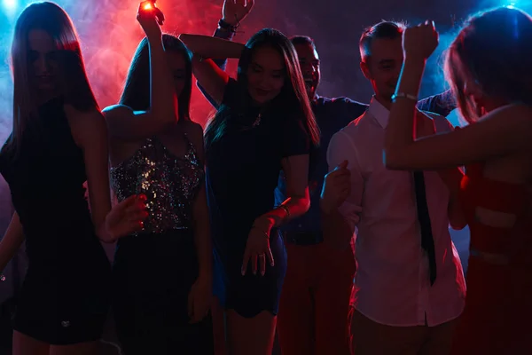 Динамічні дівчата і хлопці танцюють на дискотеці — стокове фото