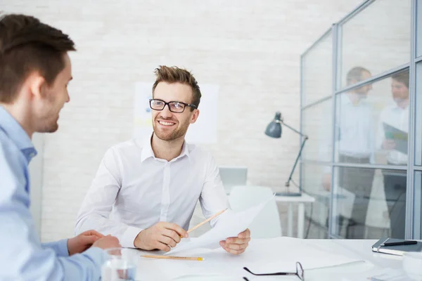 Moderne Geschäftsleute diskutieren über Finanzdaten — Stockfoto