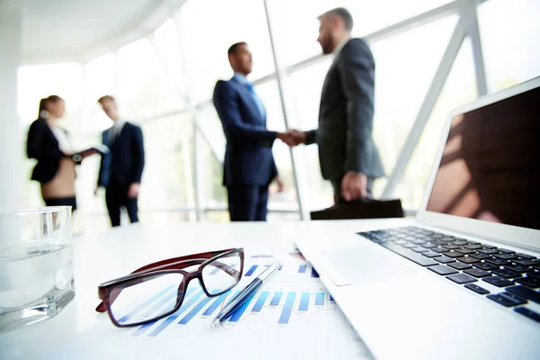 Laptop und andere Geschäftsobjekte am Arbeitsplatz — Stockfoto