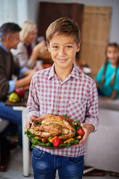 Jongen die thanksgiving kalkoen — Stockfoto