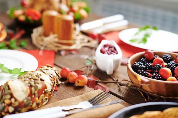 Autumn berries at thanksgiving dinner — Stock Photo, Image
