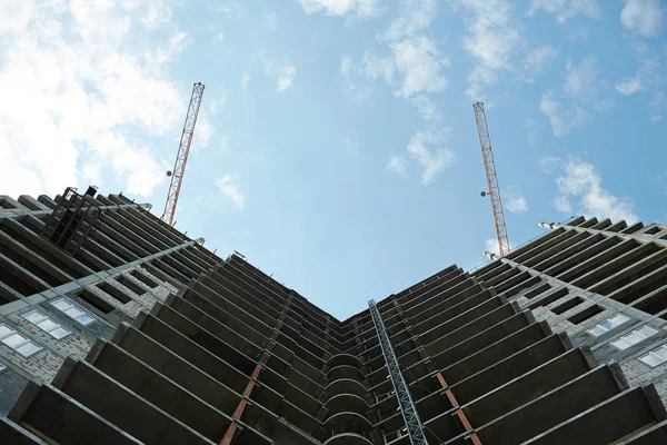 Onvoltooide gebouw en bewolkte hemel — Stockfoto