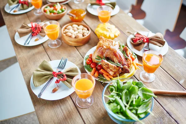 Pollo arrosto con verdure sul tavolo delle vacanze — Foto Stock