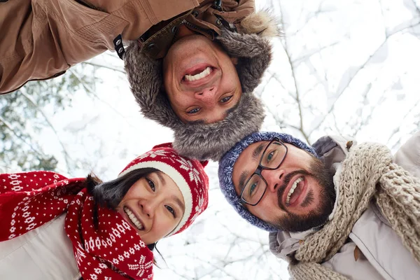 Přátelé v zimě nosit při pohledu na fotoaparát — Stock fotografie