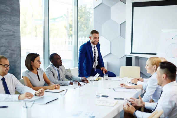 Grupp av chefer som har konversation på seminarium — Stockfoto