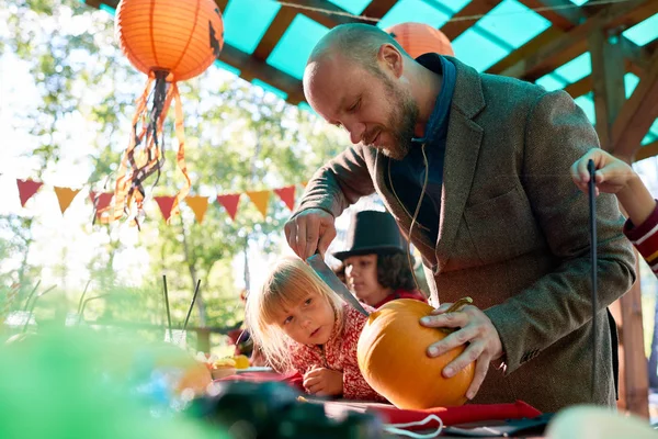 Uomo che fa jack-o-lanterna da zucca — Foto Stock