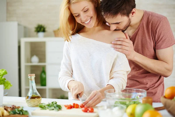 Pareja cocina ensalada en la cocina —  Fotos de Stock