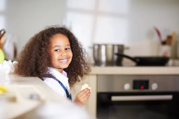 Meisje met toothy glimlach — Stockfoto