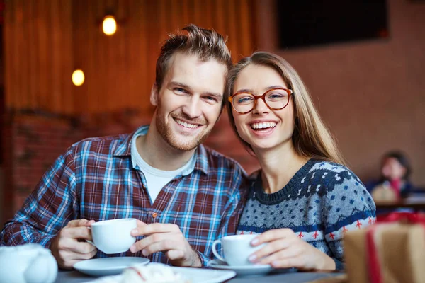 Par med drycker i kaféet — Stockfoto