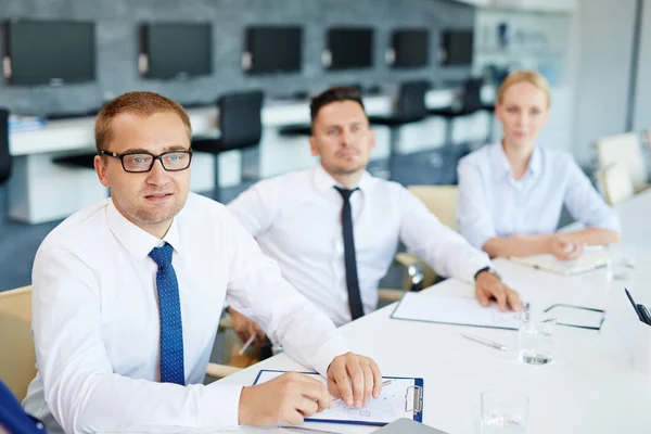 Manager besuchen berufsbegleitendes Studium — Stockfoto