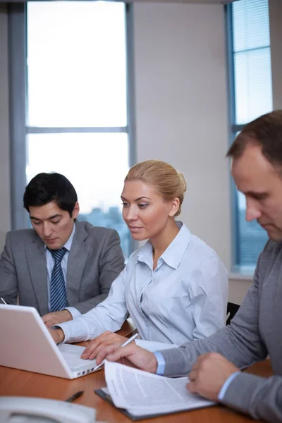 Les gens d'affaires travaillant dans le bureau — Photo