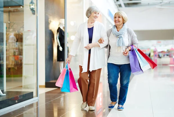 Donne con sacchetti di carta nel centro commerciale — Foto Stock