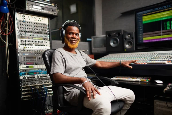 African-american deejay in recording studio — Stock Photo, Image