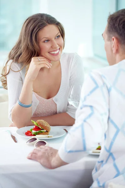 Casal afetuoso jantando no café — Fotografia de Stock