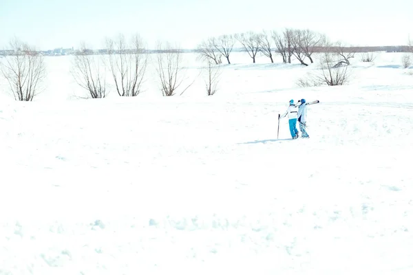 滑雪者行走在沙漠冬天字段中 — 图库照片