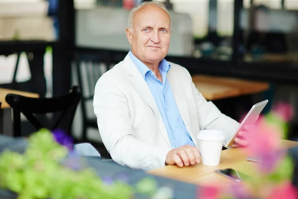 Senior Schriftsteller mit Touchpad im Café — Stockfoto