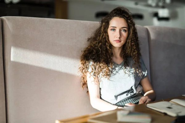 Nadenkend jongedame zitten in Cafe — Stockfoto