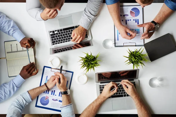 Financiële managers bespreken statistieken — Stockfoto