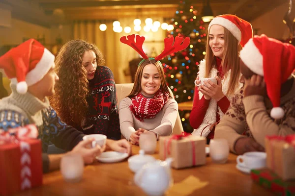 Friends talking on Christmas eve — Stock Photo, Image