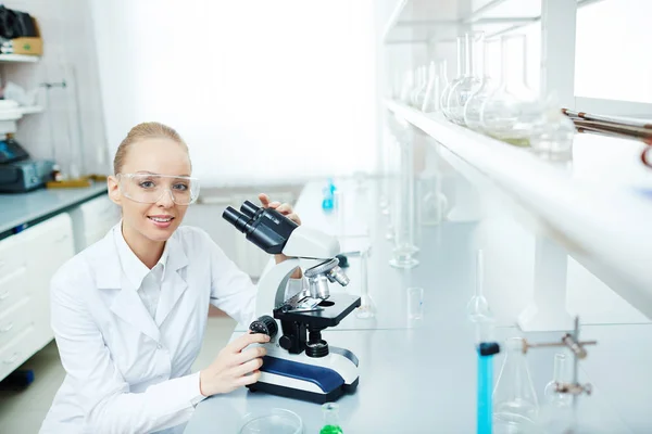Mujer haciendo investigación en laboratorio — Foto de Stock