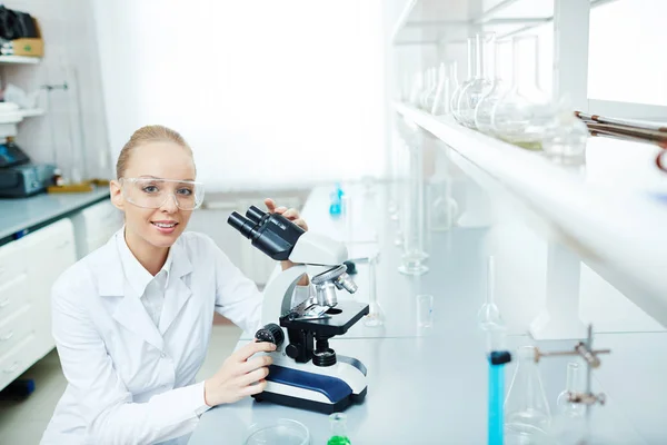 Frau forscht im Labor — Stockfoto